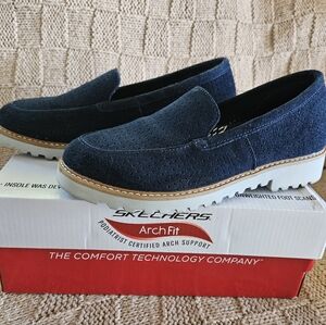 Skechers womens Navy Slip-On loafer Shoes. Sz 7.5